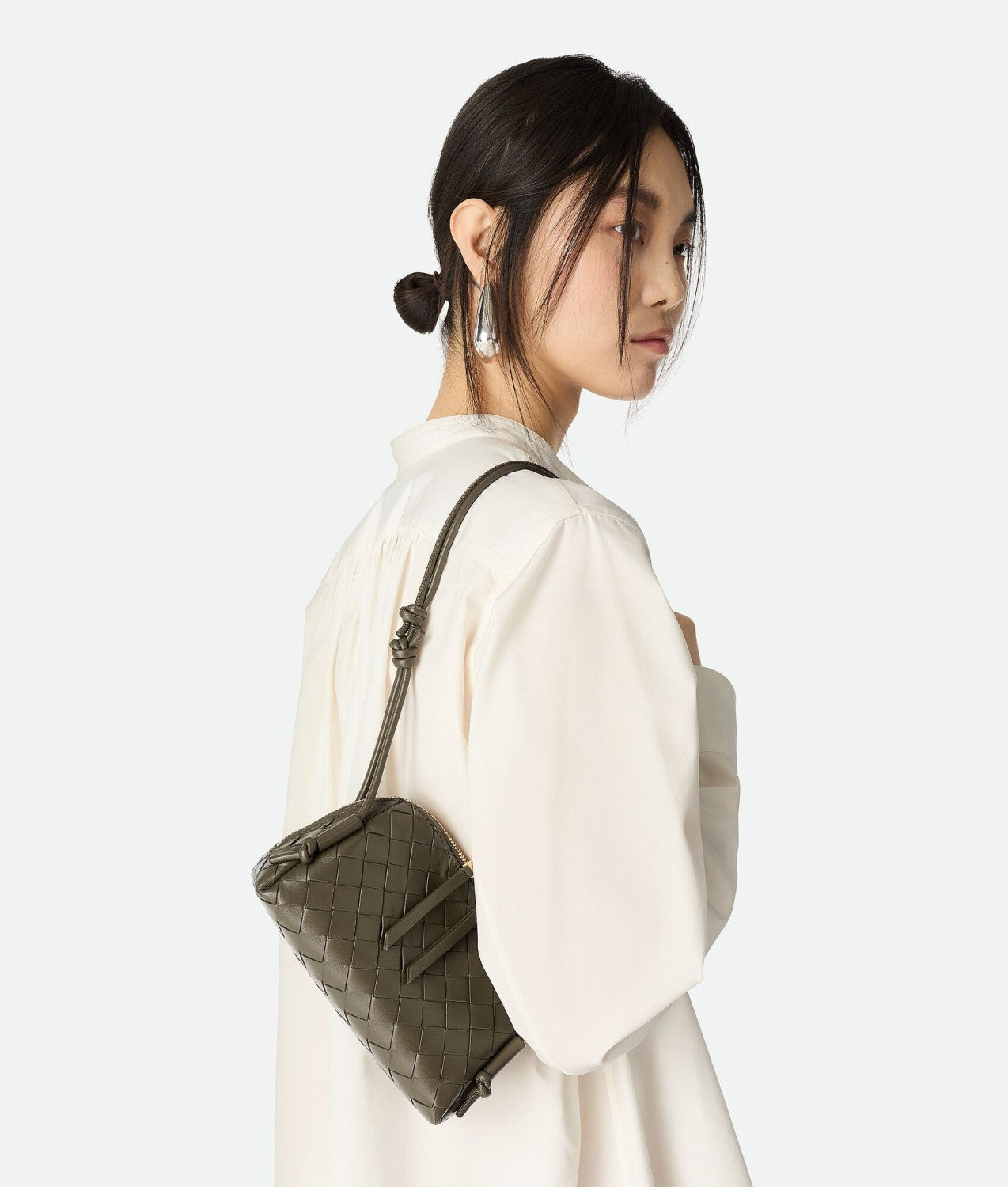 Bottega Veneta Women's Concert Intrecciato Weave Adjustable Tubular Shoulder Strap Sliding Knotted Sheepskin Clutch #332754