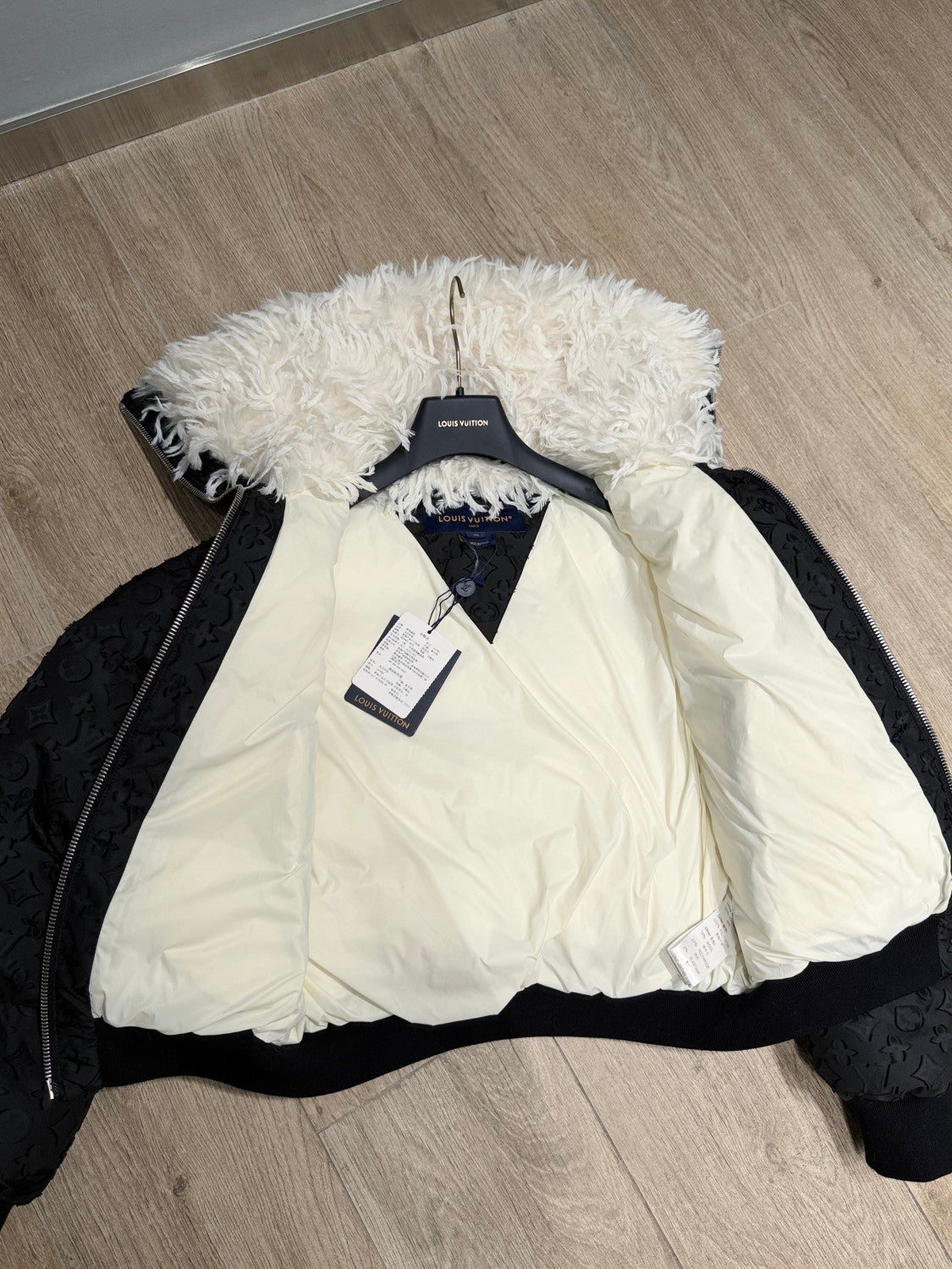 Louis Vuitton 25FW Monogram Dark Pattern Feather Collar Ski Jacket Loose Down Jacket
