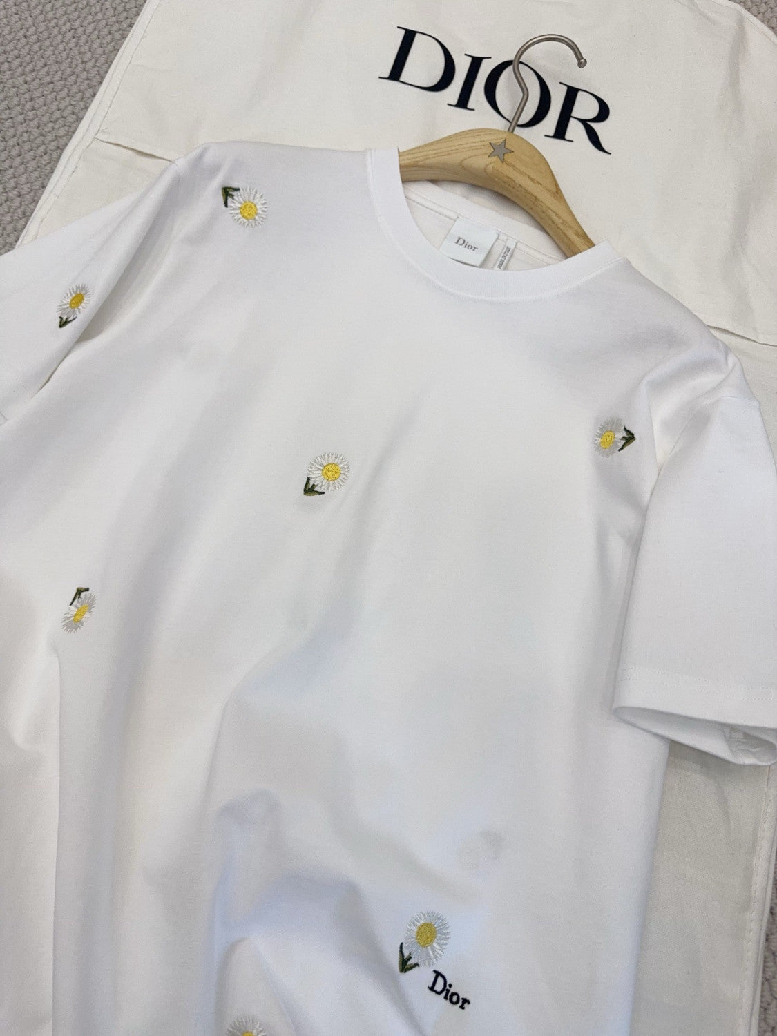 DIOR T-Shirt with Daisy Embroidery. Relaxed Fit White Cotton Jersey #377734