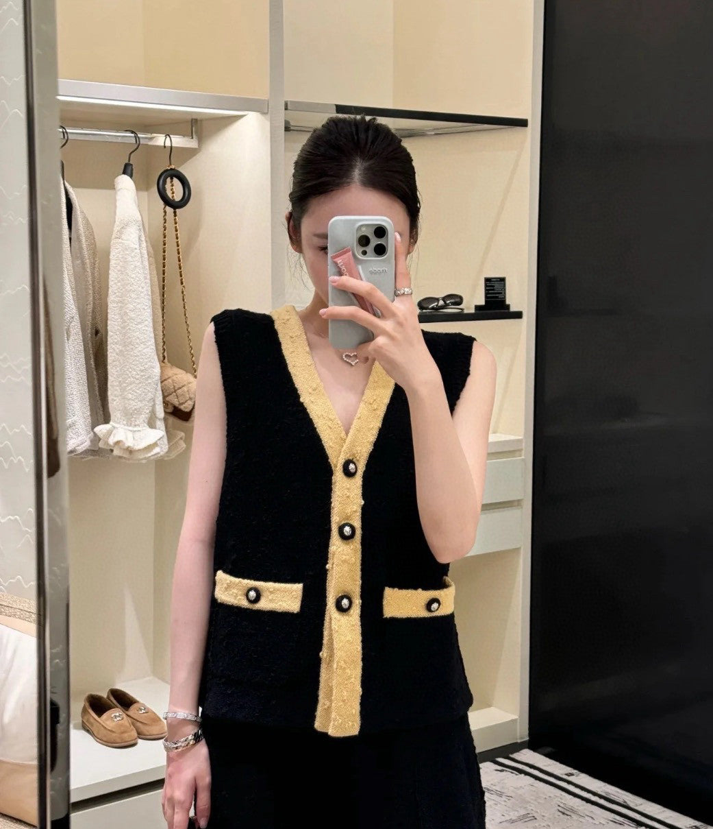 Chanel Women's Spring/Fall V-Neck Single-Button Vintage Solid-Color Wool Sleeveless Knit Vest Ngvp #2594