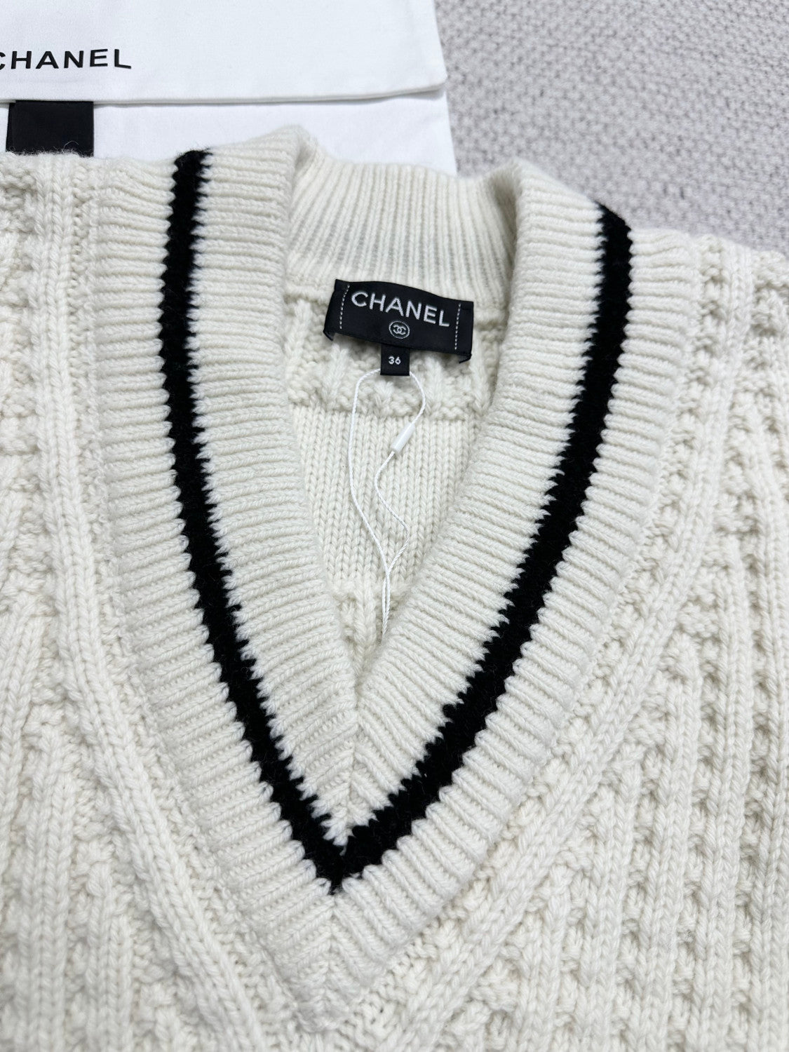 Chanel Pullover Wool Cream and Black #334450