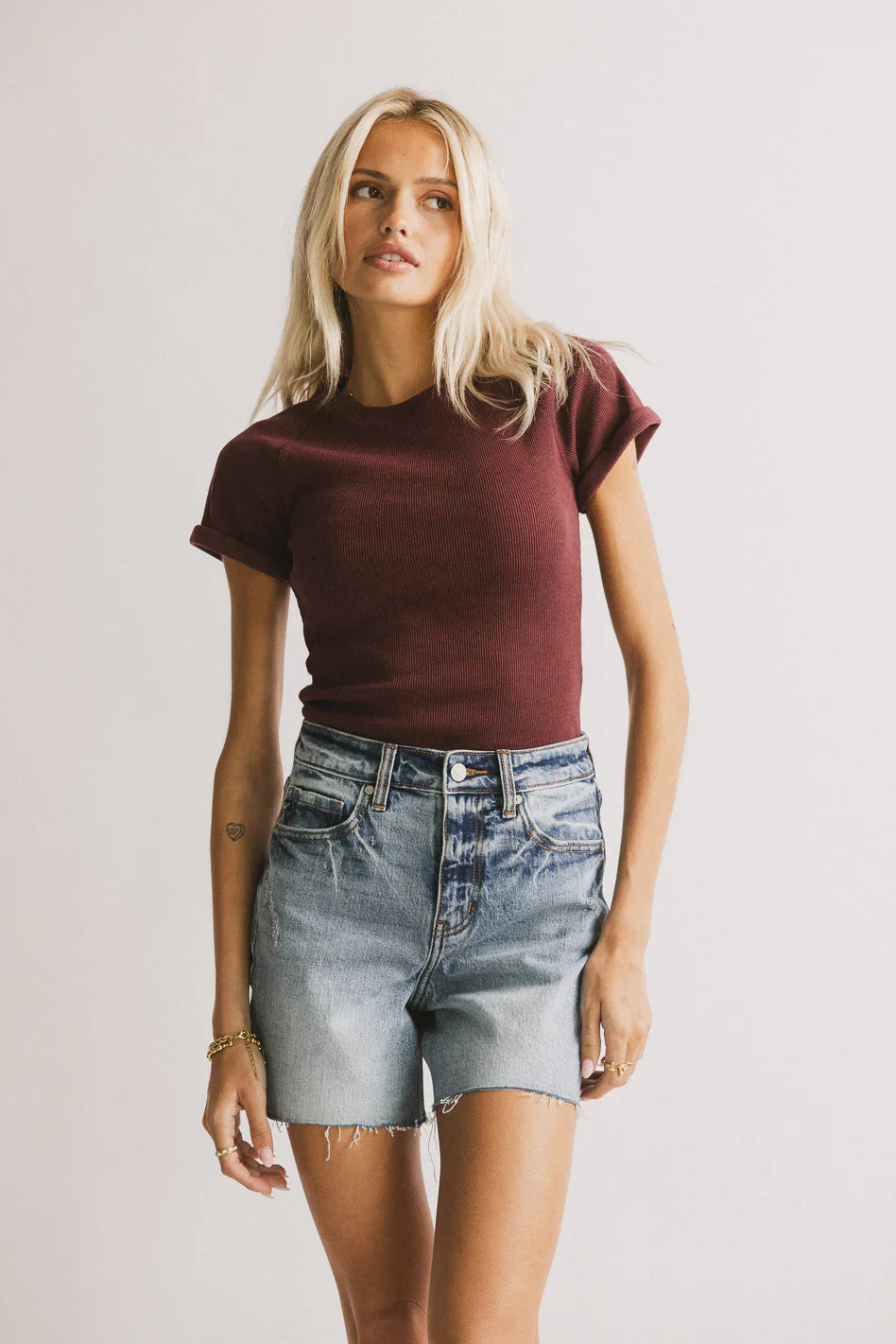 Kammie Ribbed Basic Tee in Maroon