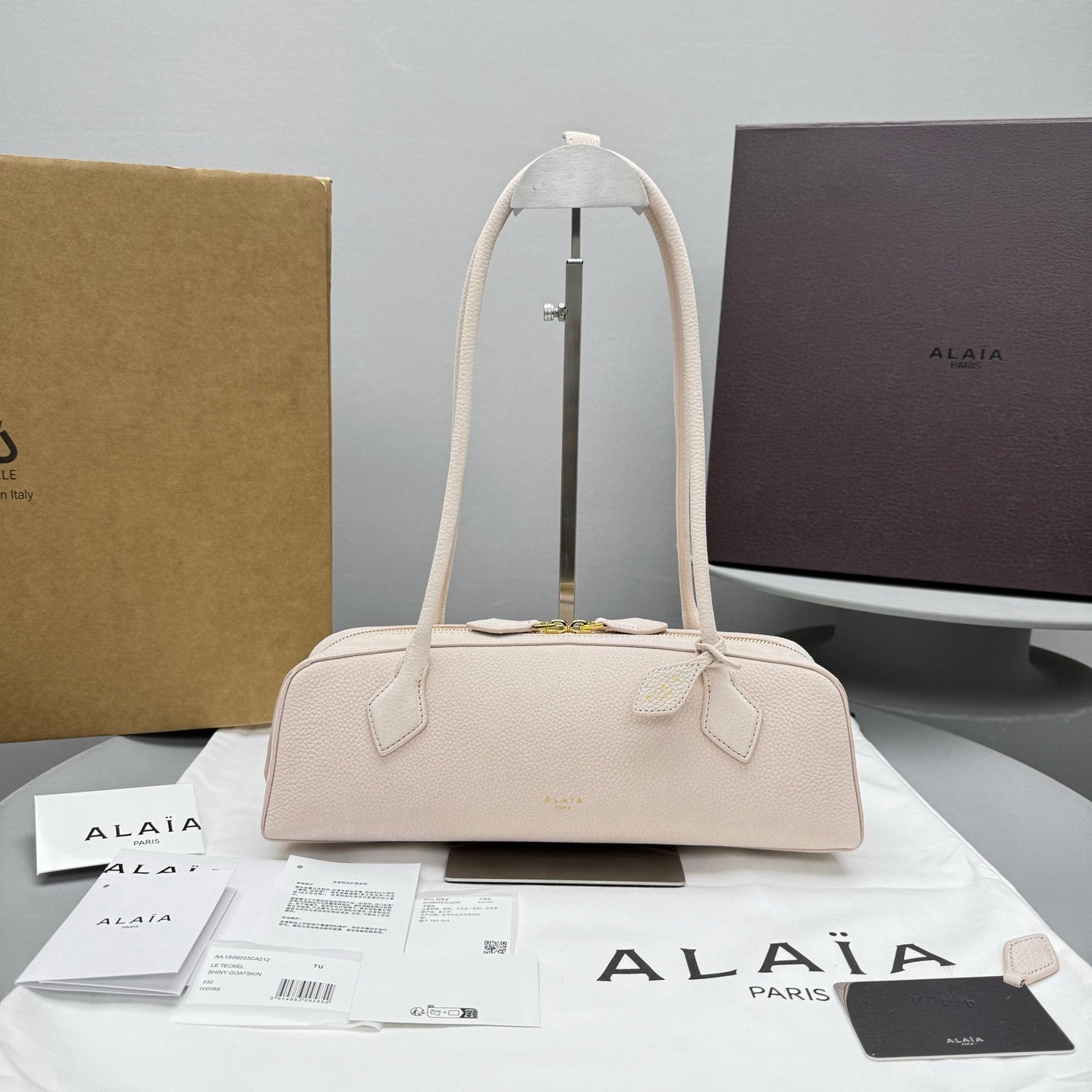 Alaïa Raspberry Le Teckel Medium Bag in Nubuck #320545